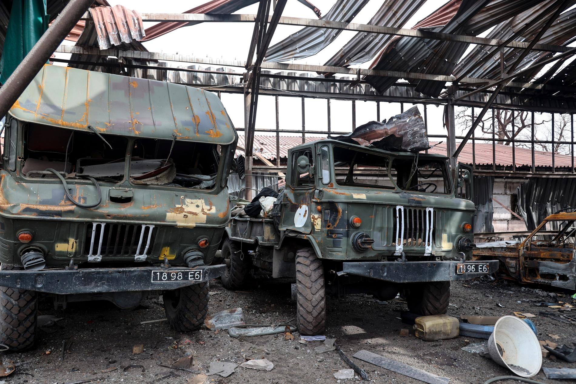 Utbrända ukrainska militärfordon i Mariupol.