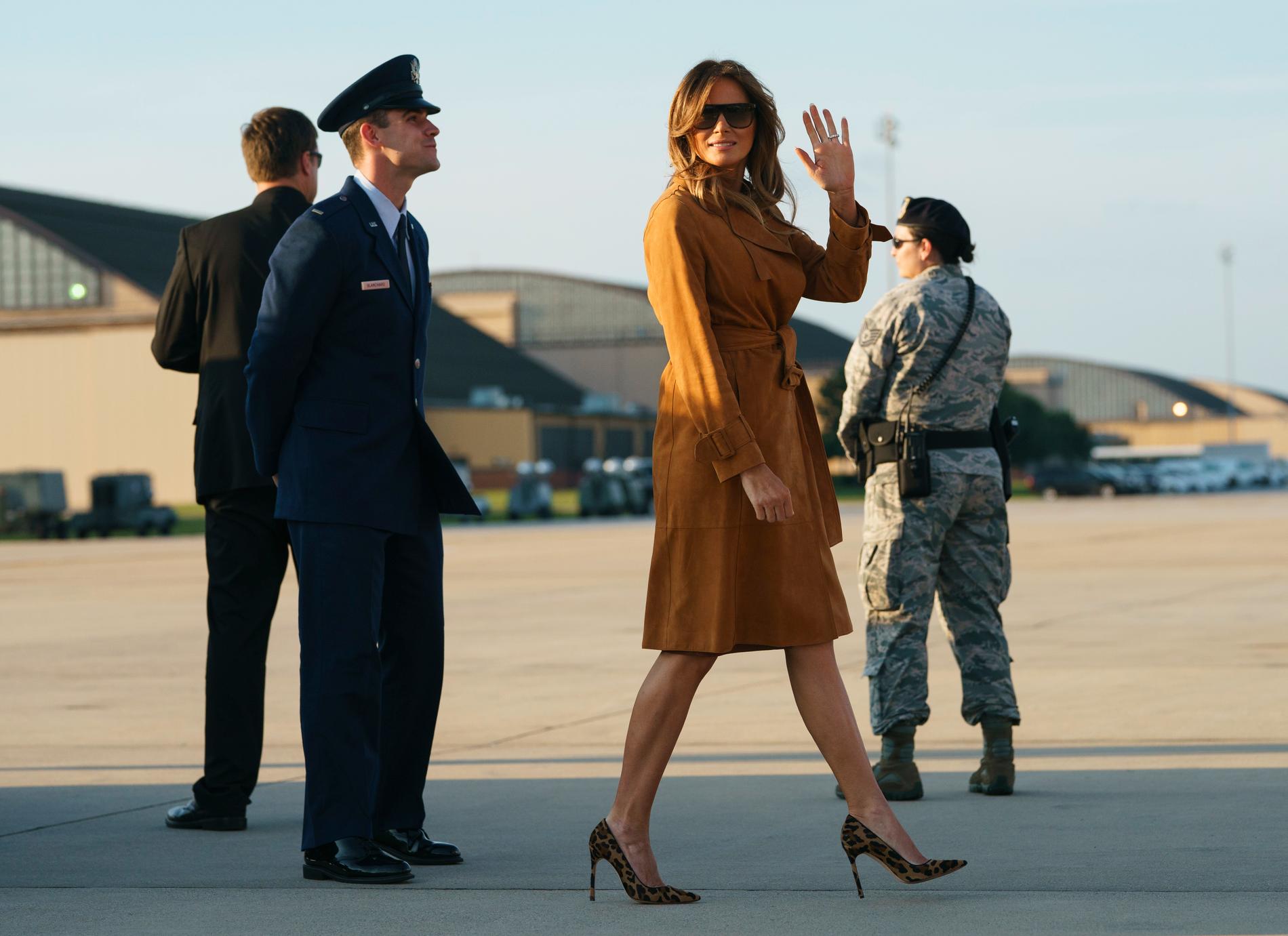 USA:s första dam Melania Trump vinkar på flygplatsen, på väg till flyget som ska ta henne till Afrika.