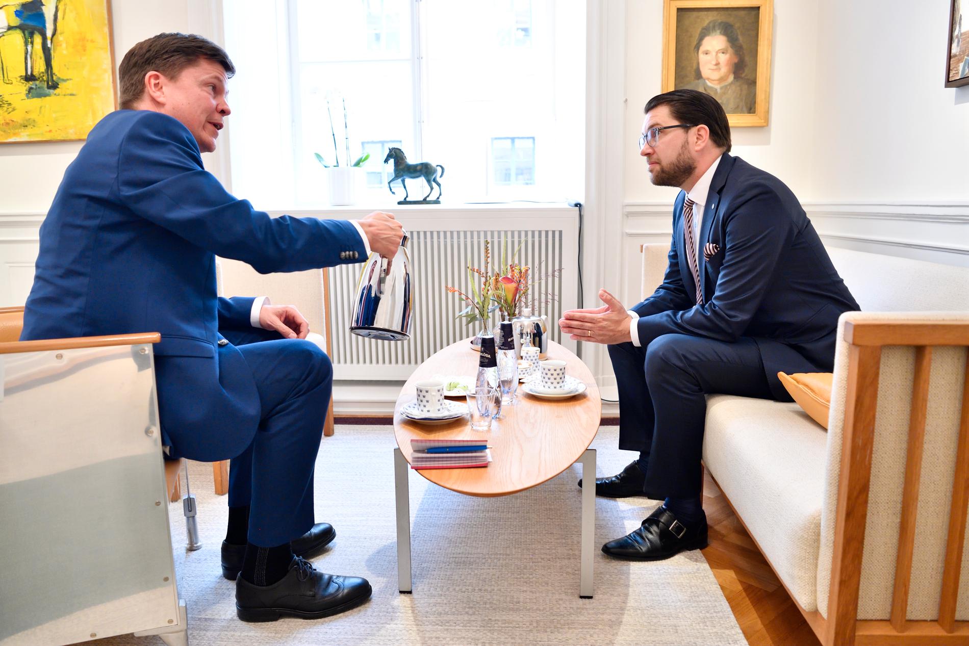Jimmie Åkesson i samtal med talman Andreas Norlén.