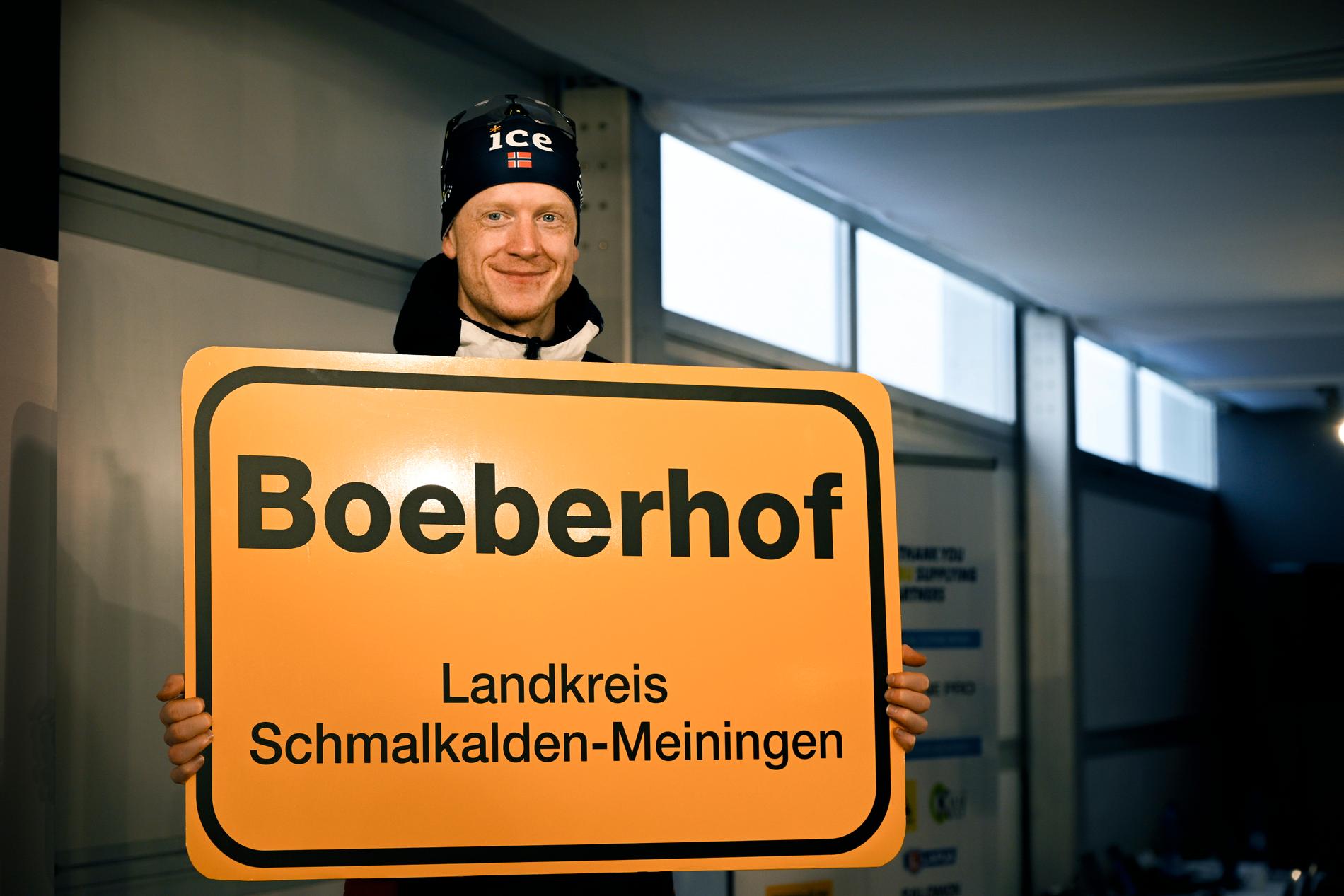 Johannes Thingnes Bø med skylten som han fick från VM-arrangören i Oberhof – här omdöpt till Boeberhof.
