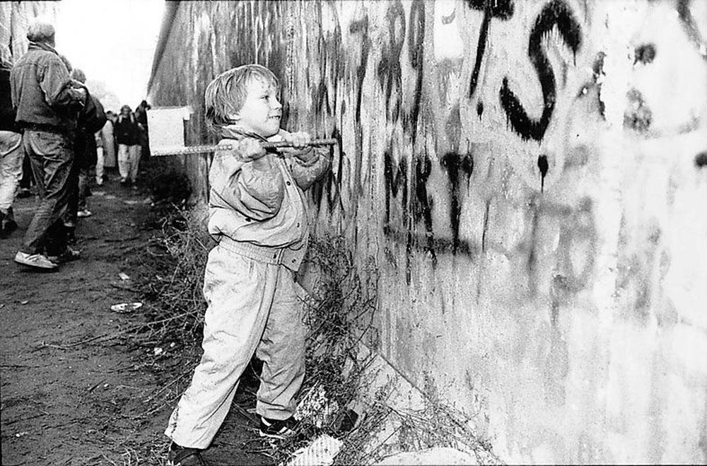 Berlinmuren föll den 9 november 1989 - det blev startskottet för återföreningen.
