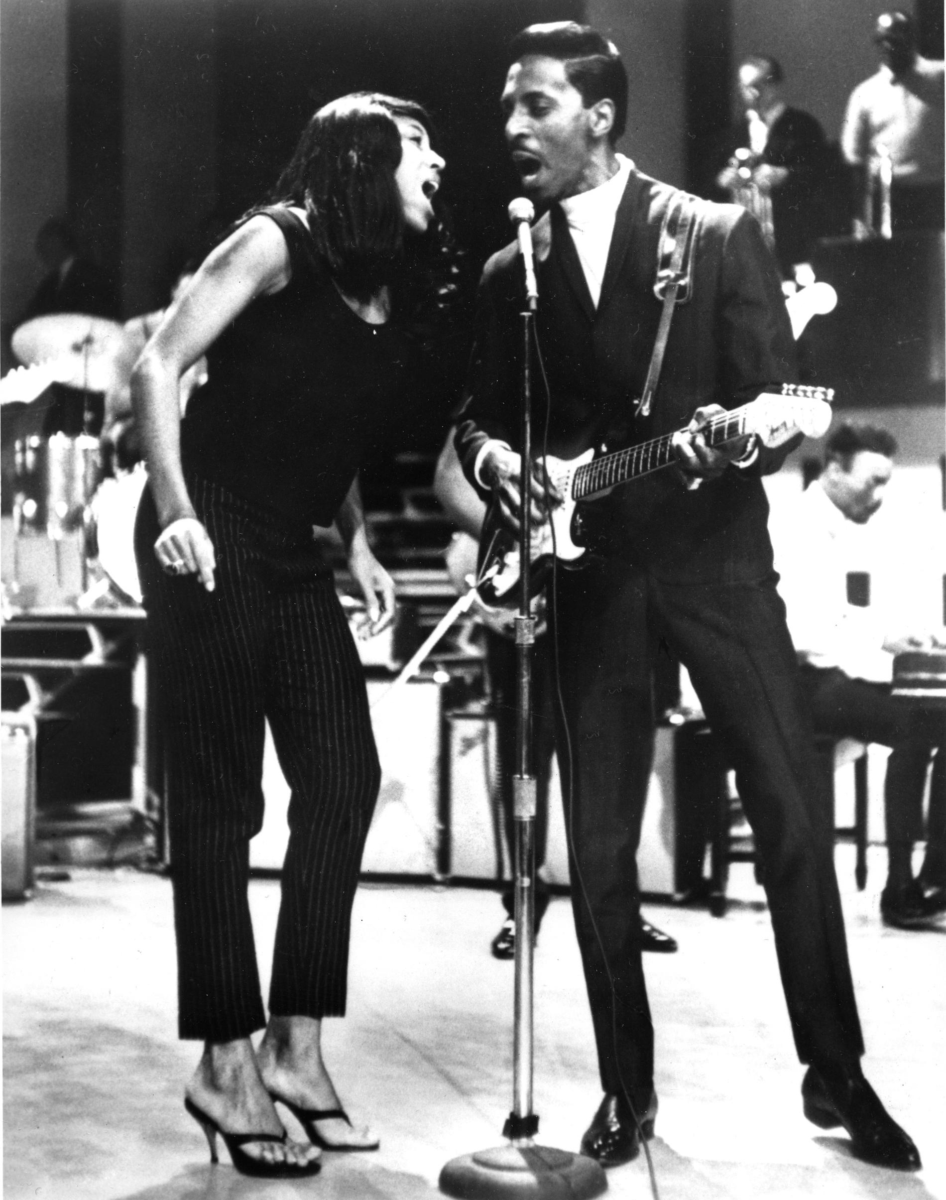 Tina och Ike Turner spelar tillsammans 1966.