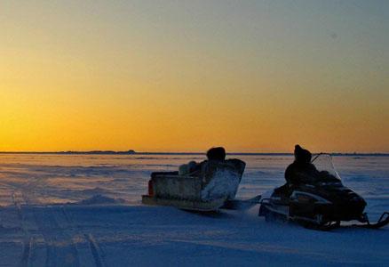 Inuiterna drunknar Riskerar livet när de jagar på snöskoter.
