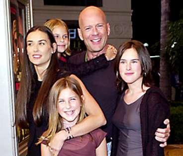Bruce Willis tillsammans med Demi Moore och barnen 2001.