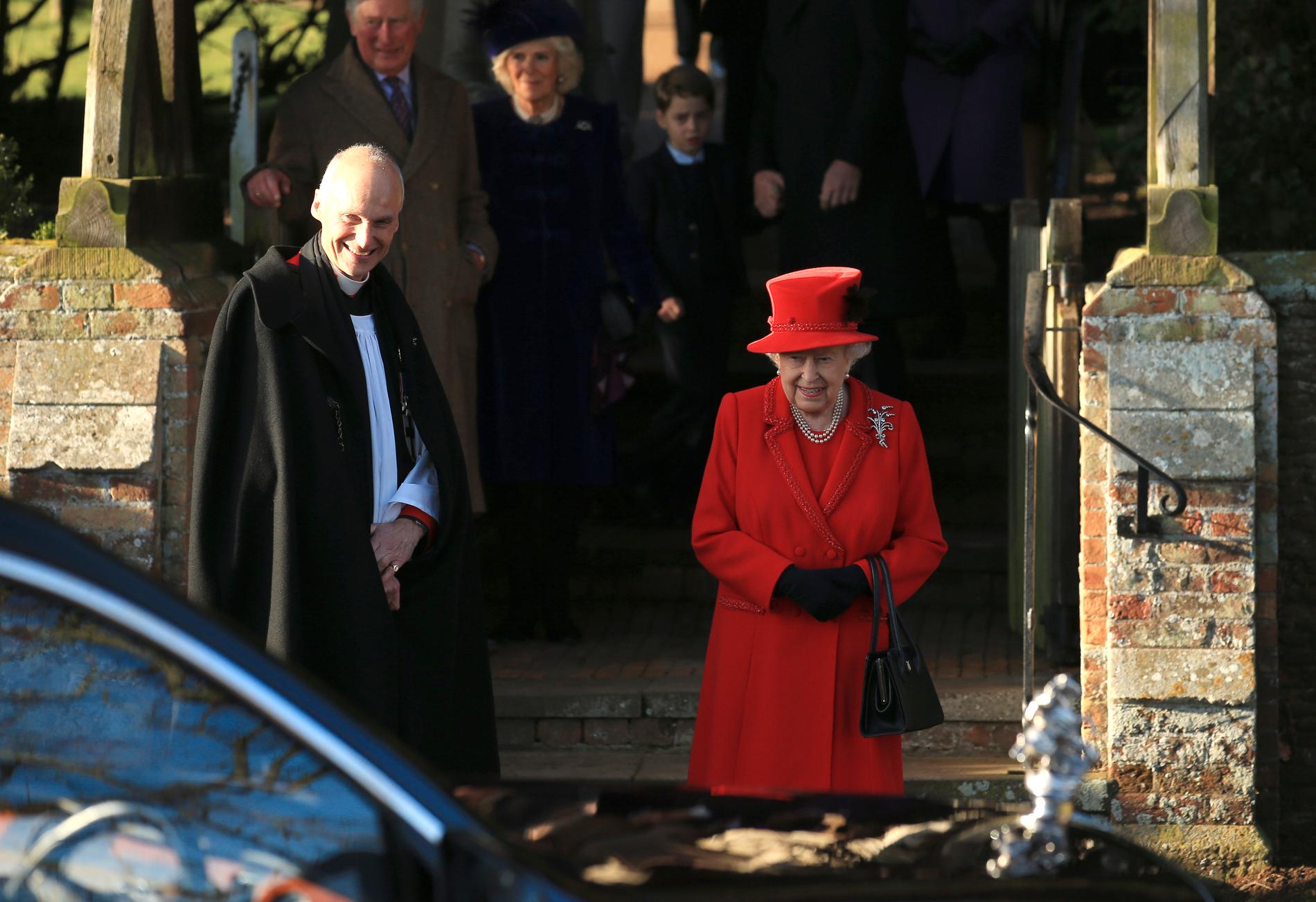 Drottning Elizabeth väntar på sin bil efter gudstjänsten i kyrkan i Sandringham 2019.