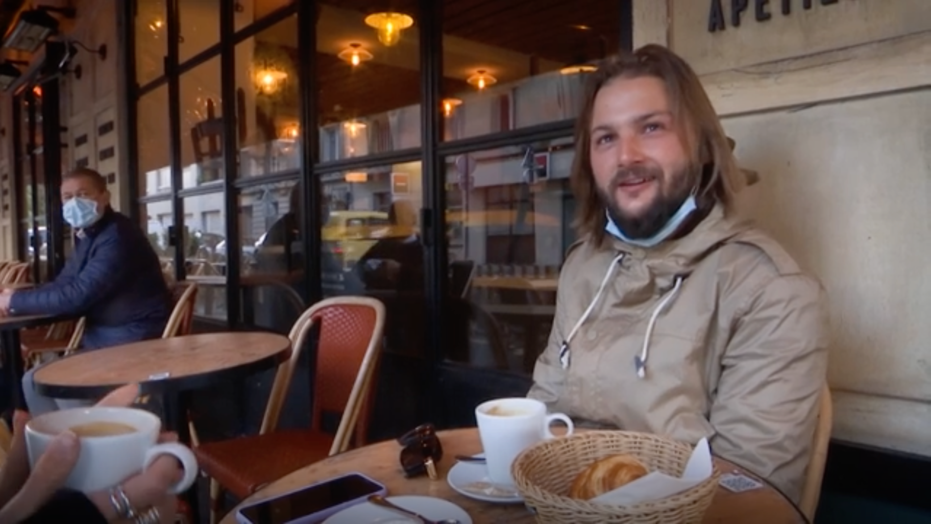 Jean-Denis Fanello, 29, musikproducent boende i Paris, tycker att det är rörande att uteserveringarna öppnar upp. 