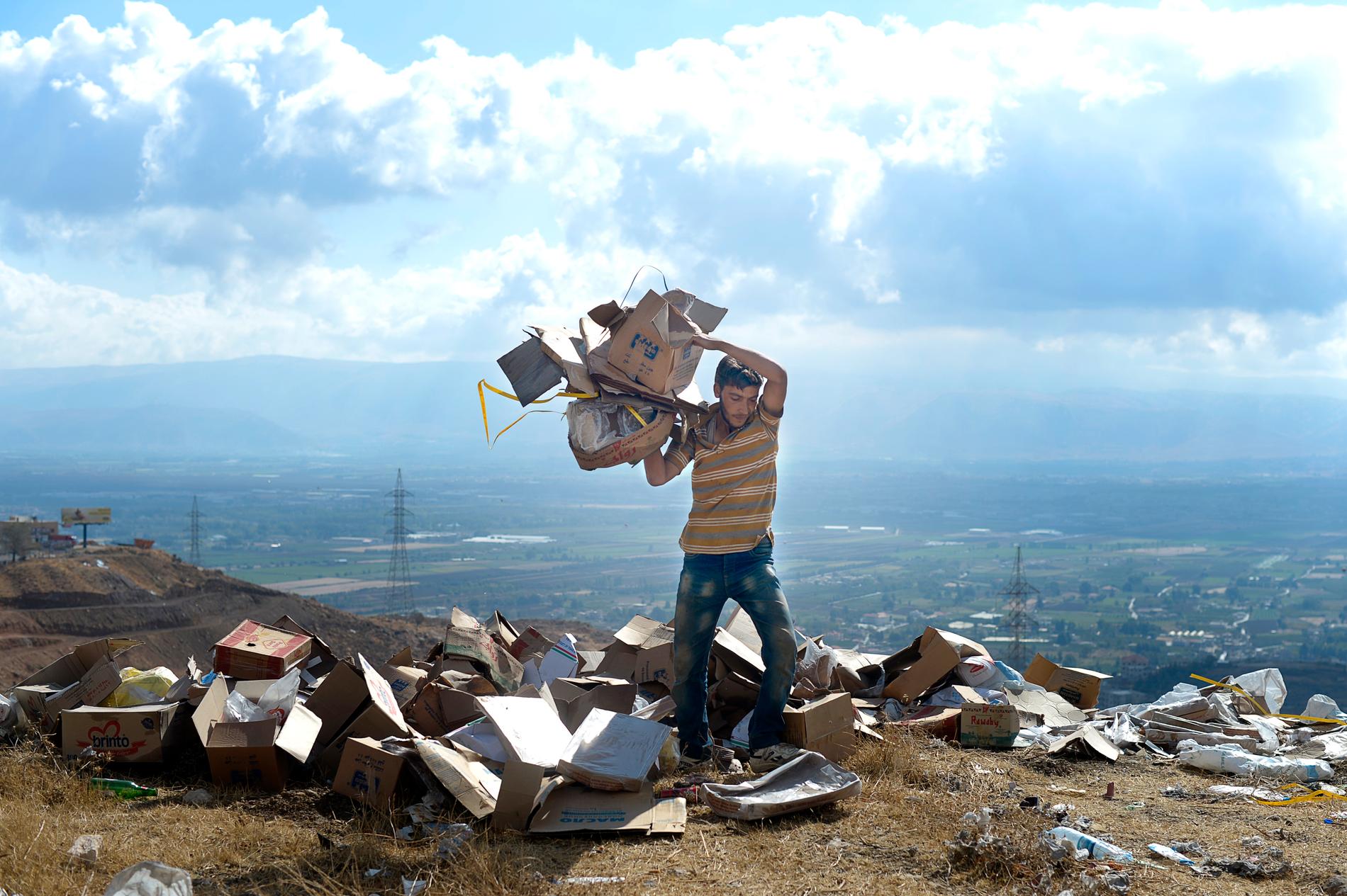 Ali Ahmed Ali, 27, från Syrien sorterar sopor i Libanon. Urban Andersson tog bilden.