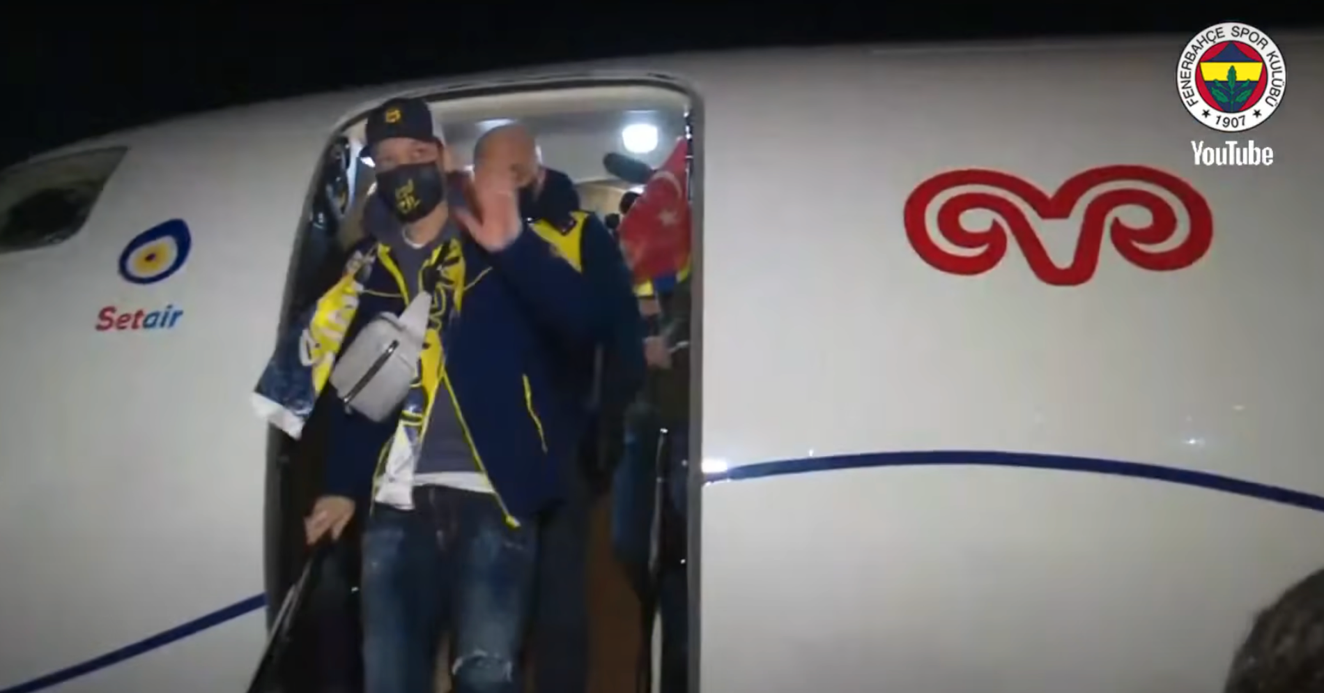 Mesut Özil landade i Istanbul på söndagen. 