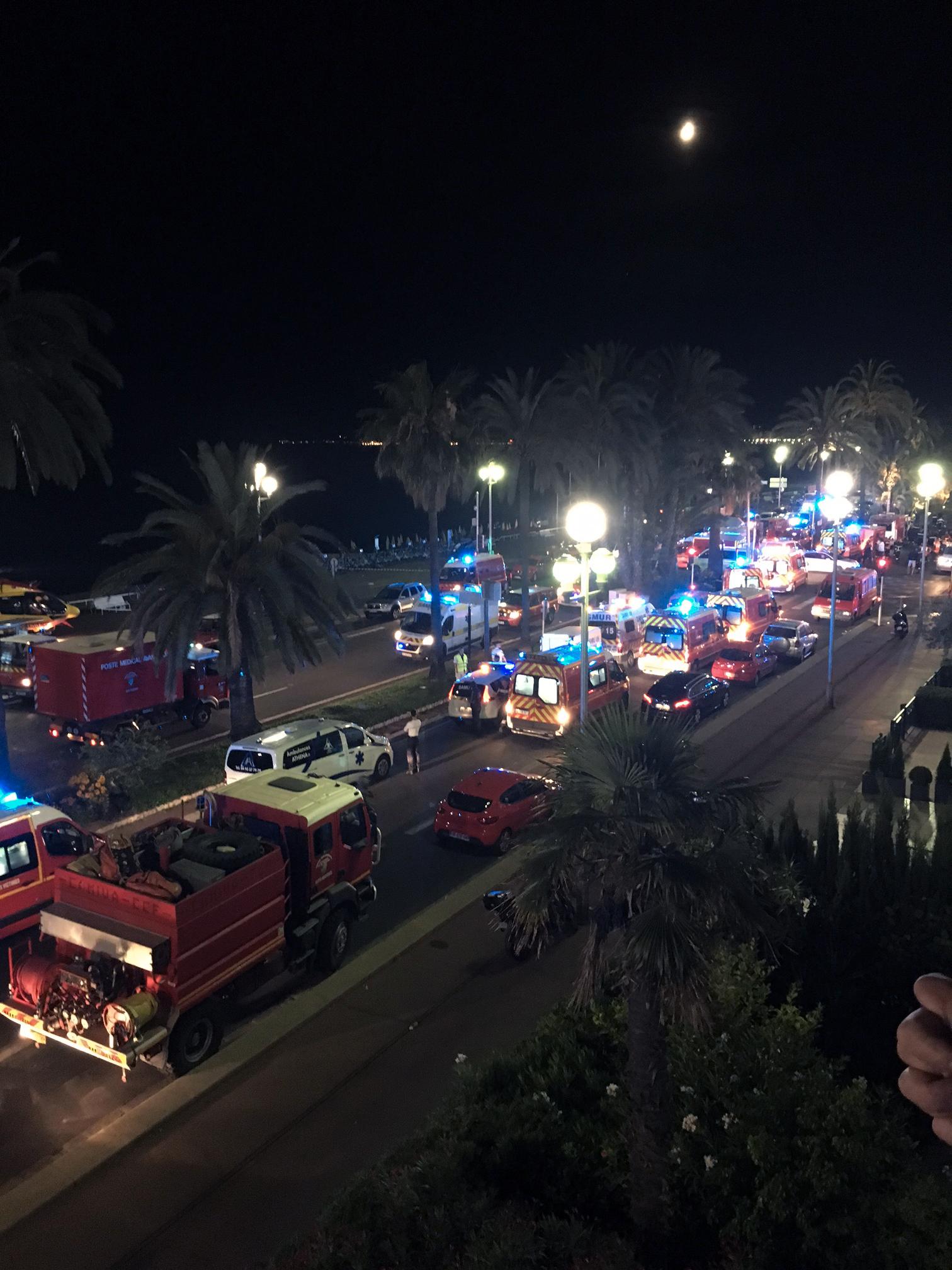 Efter attacken samlades ett stort räddningspådrag på Promenade des Anglais för att våra skadade och ta hand om döda.