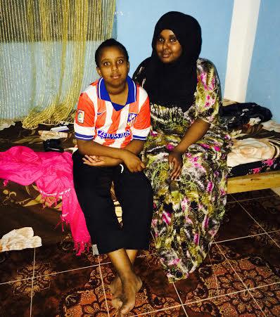 Shanso ali Hassan, 23, från Stockholm med sin bror Daud ali Hassan, 12 är fast i Somalia. – Folk börjar bli oroliga och flygbolaget säger absolut ingenting, säger hon.
