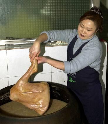 Det finns cirka 4 000 hund- kötts- krogar i Syd- korea.