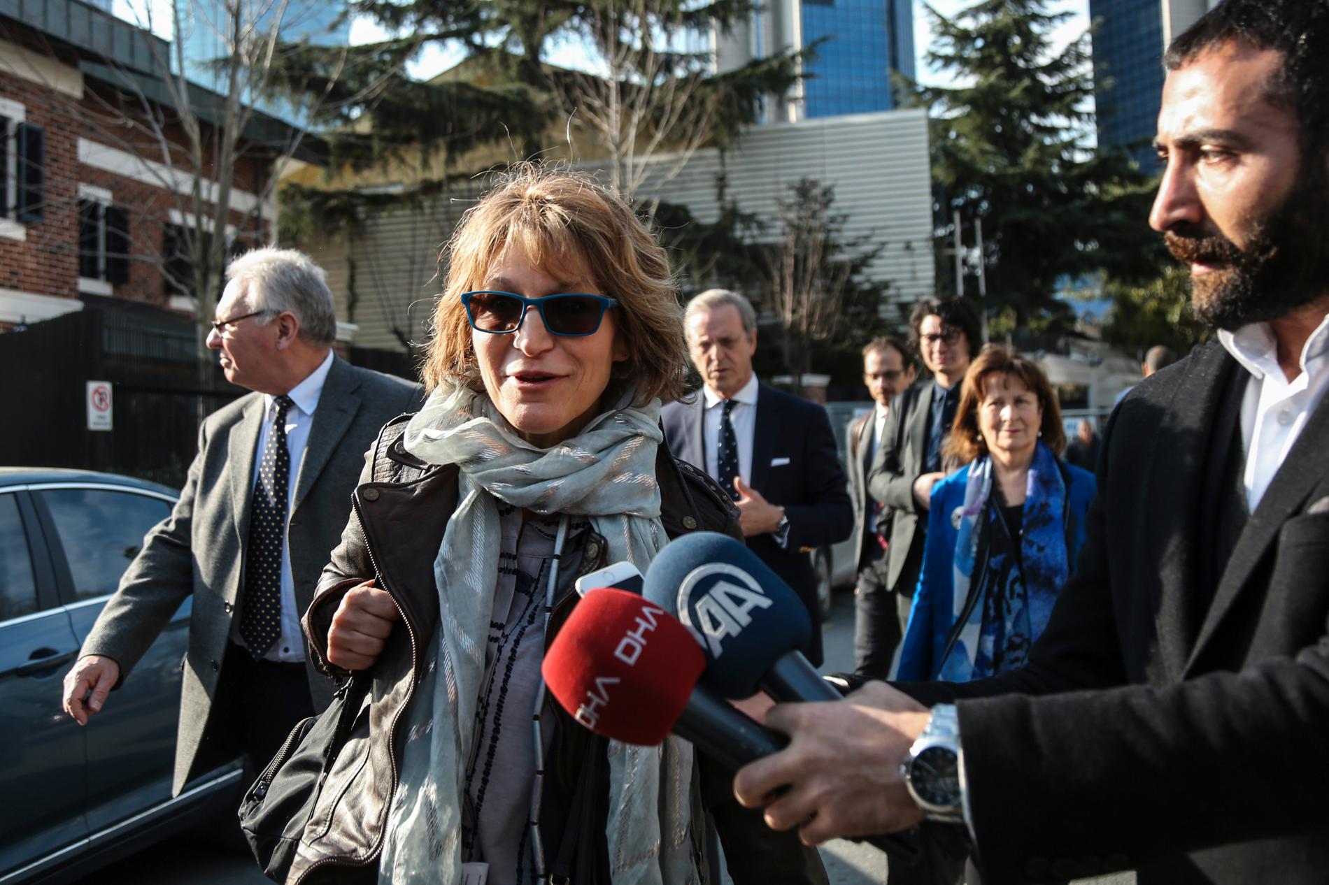 FN-utredaren Agnès Callamard i närheten av det saudiska konsulatet i Istanbul.