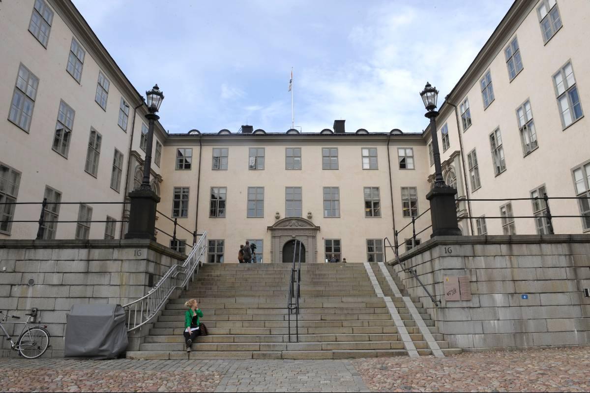 Åklagaren dömdes i Svea hovrätt till två och ett halvt års fängelse.