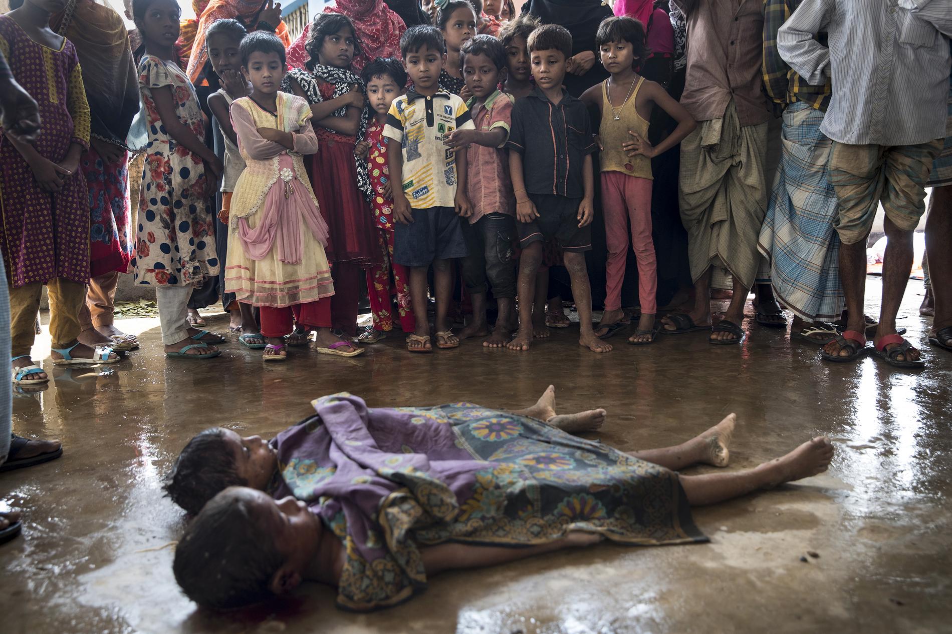 Död och sjukdom. Kring 500 000 rohingyer har drivits ur Burma den senaste månaden. Fler väntas komma till flyktinglägren i Bangladesh. 