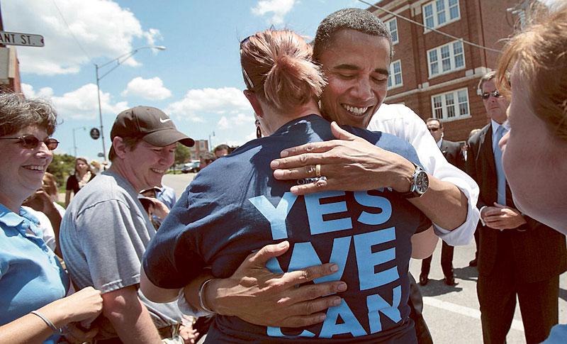INSPIRERA GRÄSRÖTTERNA Barack Obamas presidentvalskampanj kan inspirera. I ett samhälle som brottats med lågt valdeltagande lyckades han få miljoner av människor att engagera sig i politik. Här får en supporter en kram av Obama.