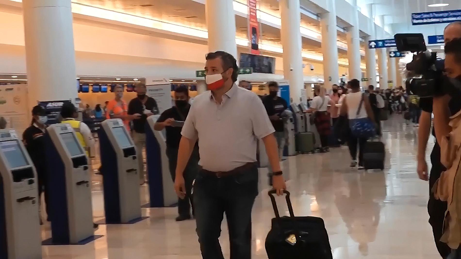 Ted Cruz på flygplatsen i Cancún.