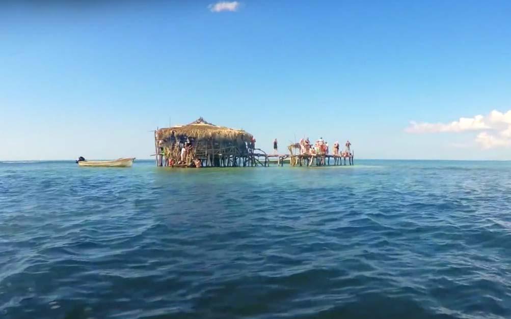 20 minuter med båt från Jamaicas kust står Floyd's Pelican Bar uppställd på styltor i havet.