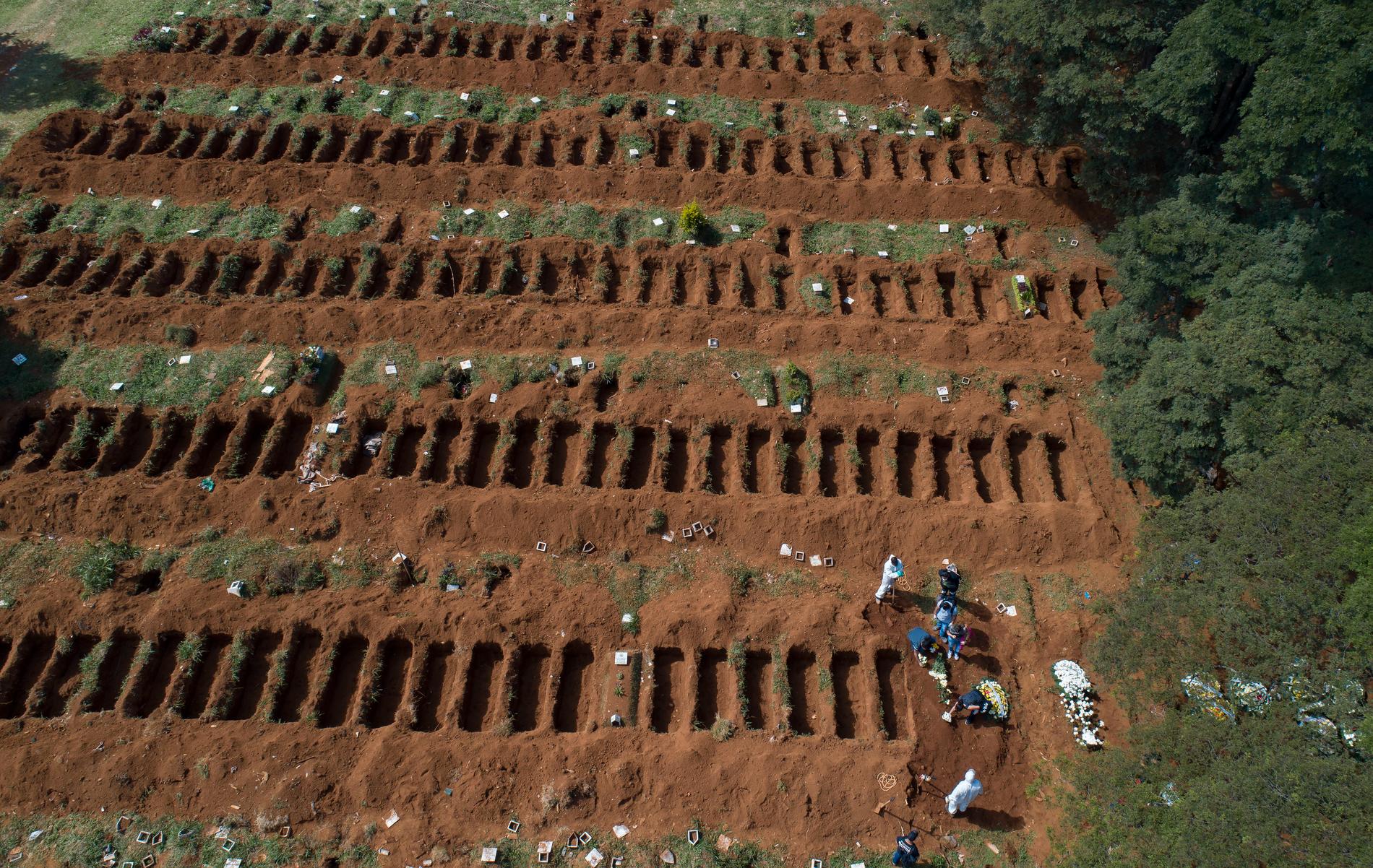 Gravsättning på Vila Formosa, latinamerikas största kyrkogård, utanför Sao Paulo i Brasilien. Antalet begravningar har ökat med 30 procent under coronapandemin.