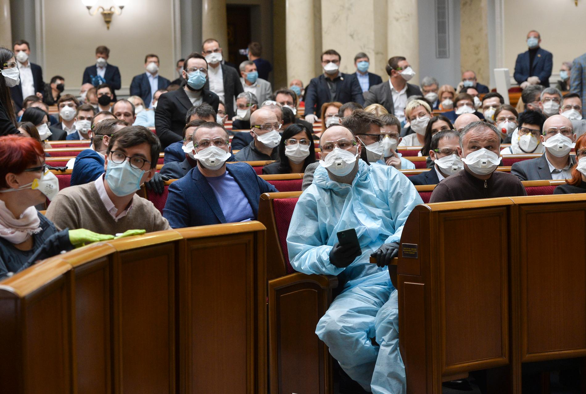 Parlamentsledamöter med munskydd under en extrainsatt session i Kiev i måndags.