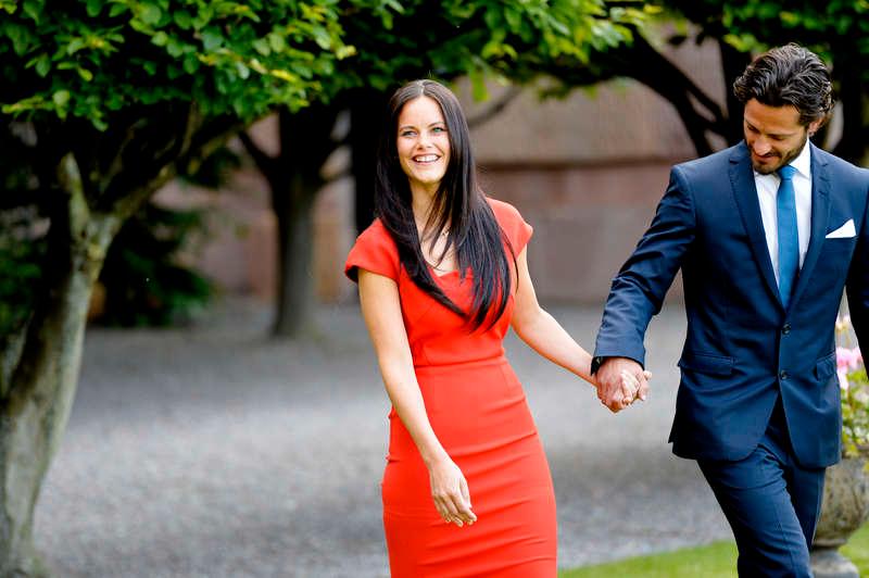 TROLOVADE Sofia Hellqvist och prins Carl Philip precis efter förlovningen.