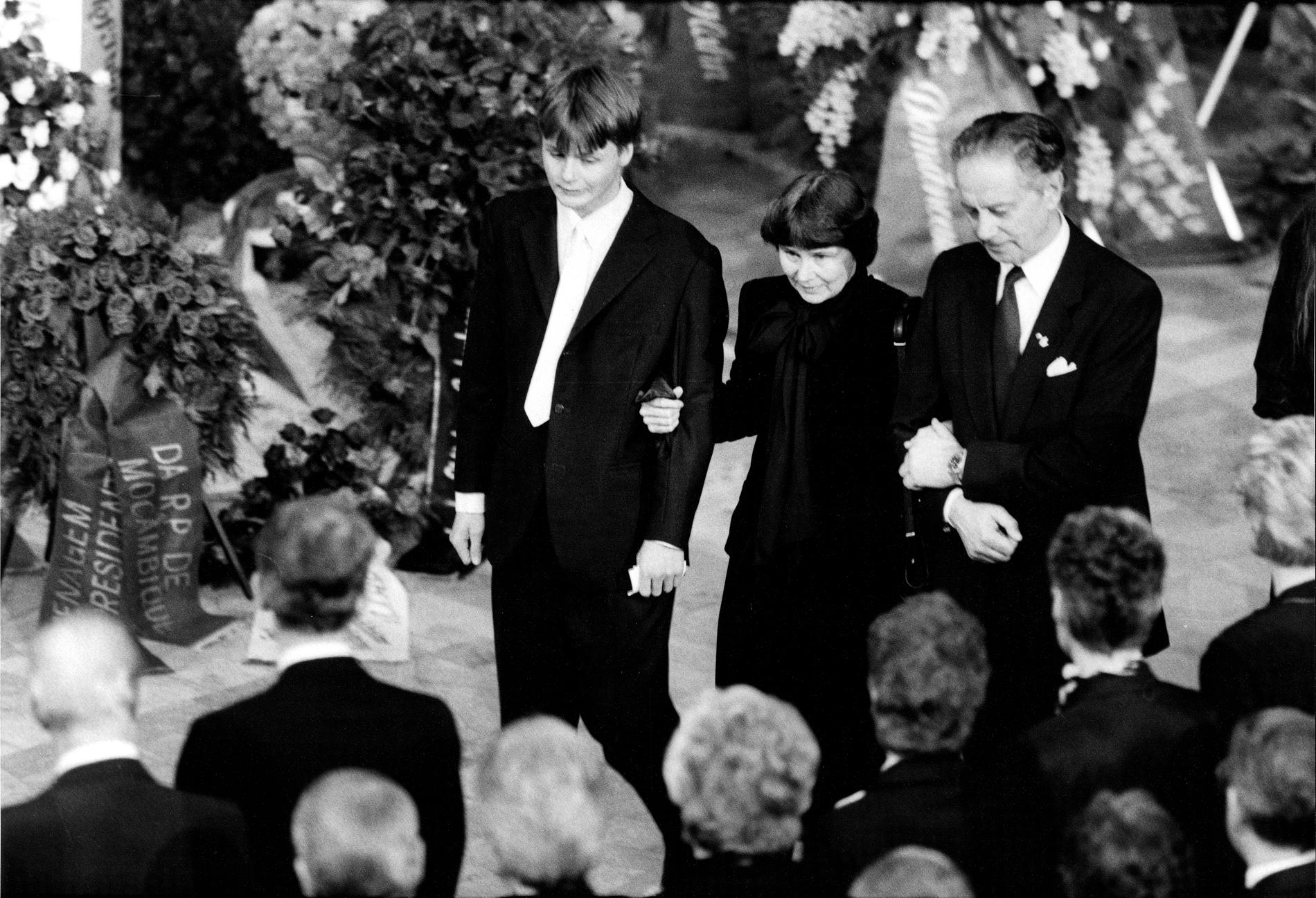 Olof Palmes begravningsceremoni i stadshuset i stockholm. Lisbet Palme tillsammans med Sten Andersson och yngste sonen Mattias Palme.