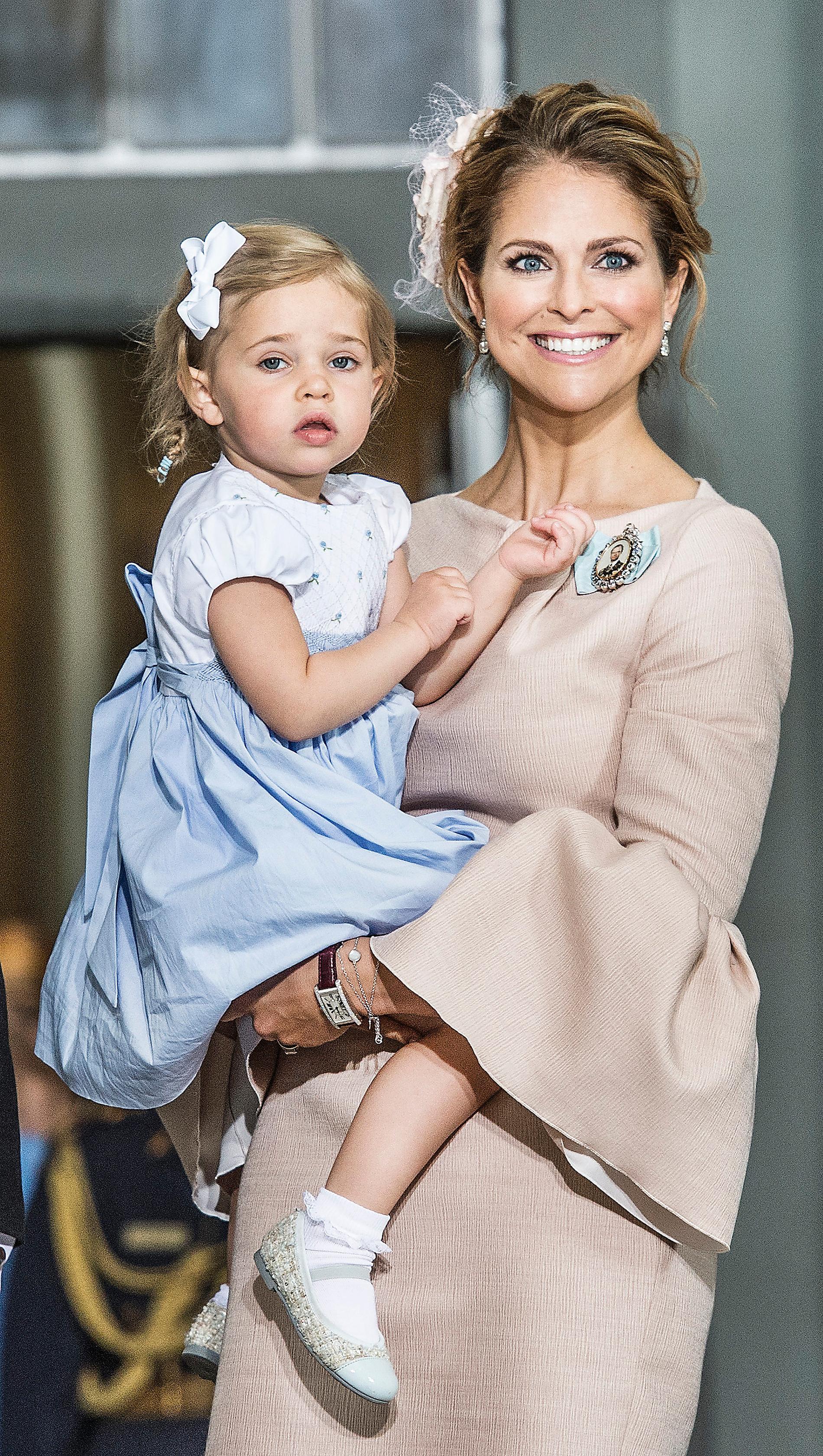 När prins Oscar döptes i slottskyrkan bar Madeleine bar en creméfärgad klänning från Roksanda med en prislapp på 19 000 kronor.