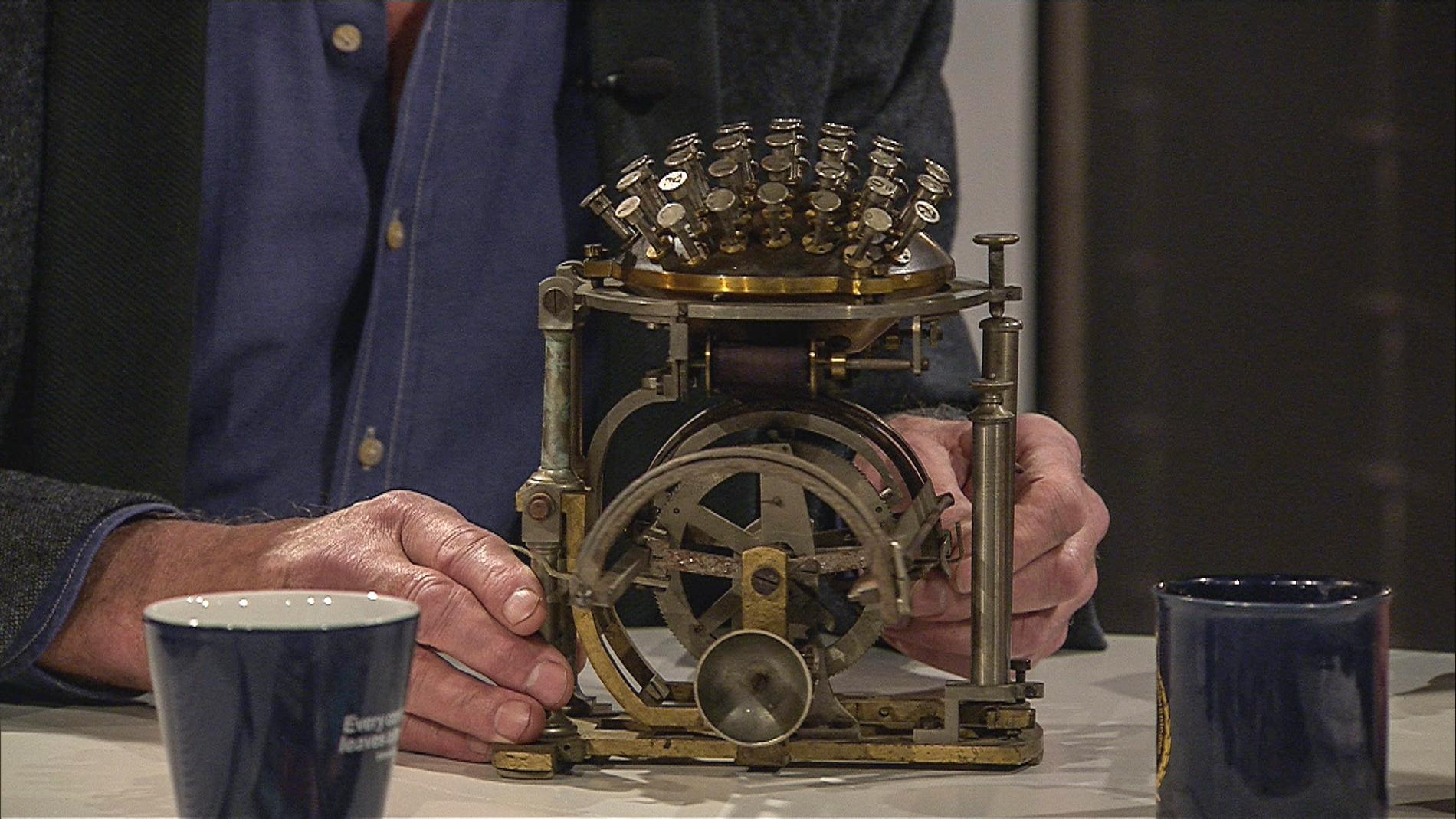Rasmus Malling-Hansens skrivkula är världens första serietillverkade skrivmaskin. Exemplaret i "Veckans brott"-studion värderas till en miljon kronor.