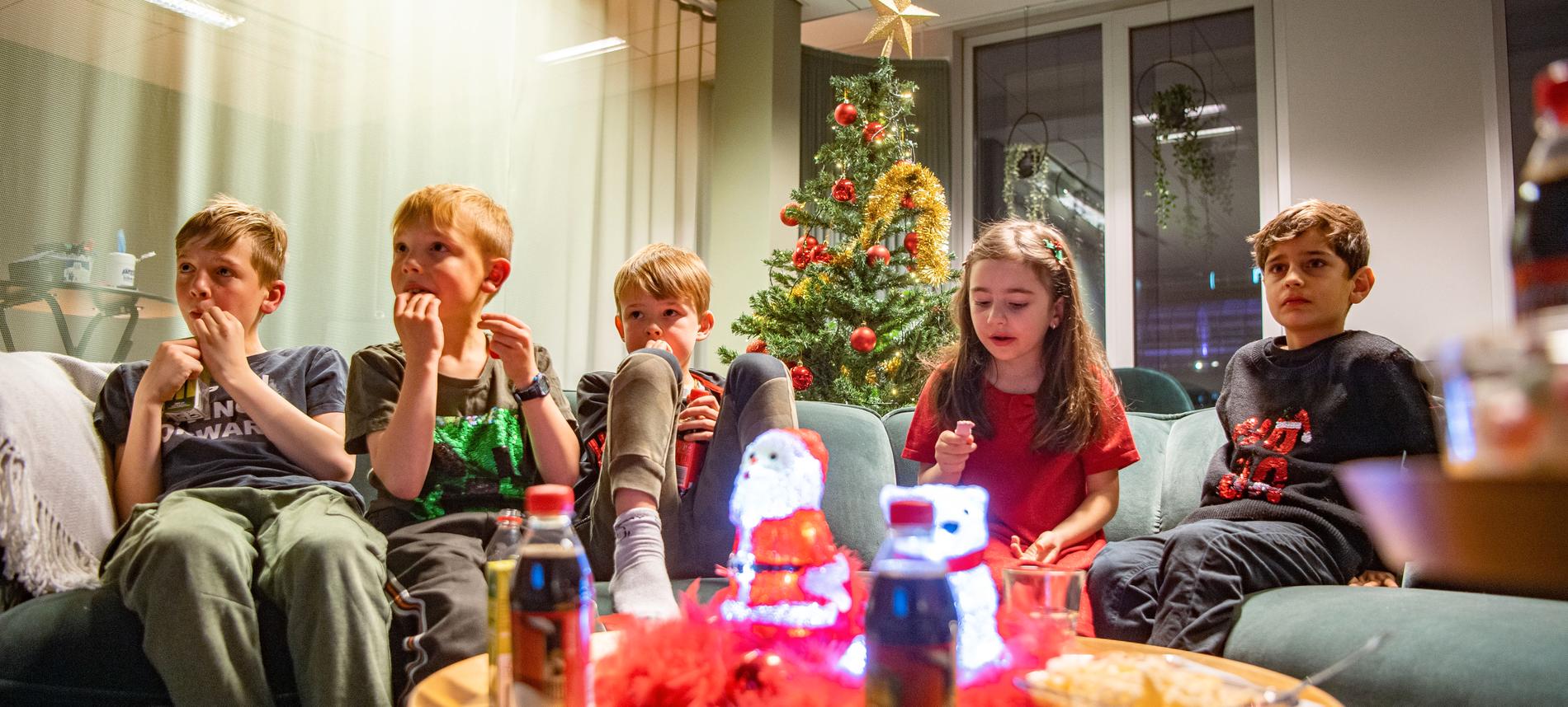 Barnpanelen förhandstittar på SVT:s julkalender ”En hederlig jul med Knyckertz”.