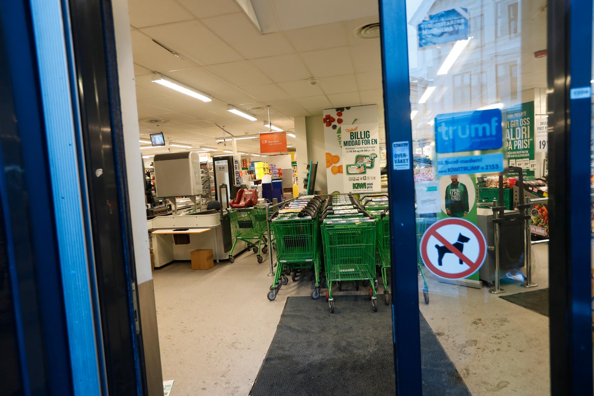 En kvinna anfölls av en man med kniv i en livsmedelsbutik i centrala Oslo.