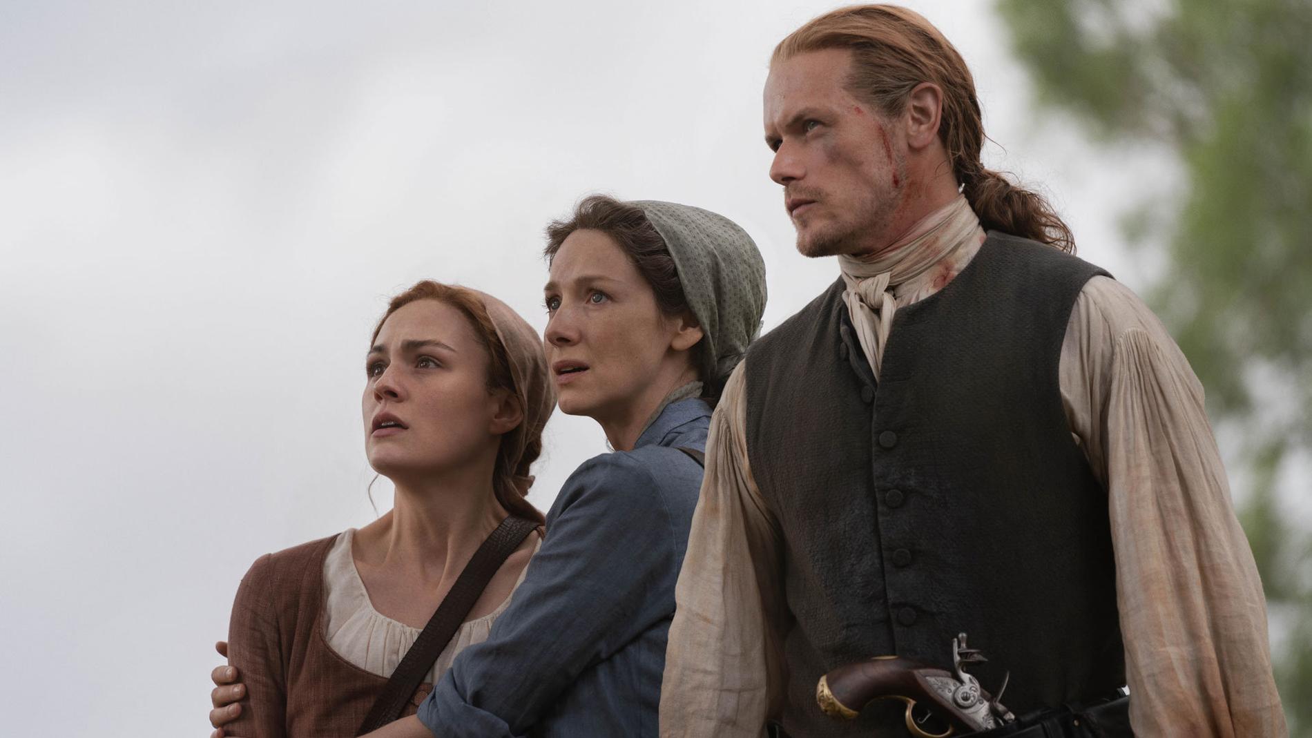 Sophie Skelton, Caitriona Balfe och Sam Heughan spelar huvudrollerna i "Outlander". Pressbild.