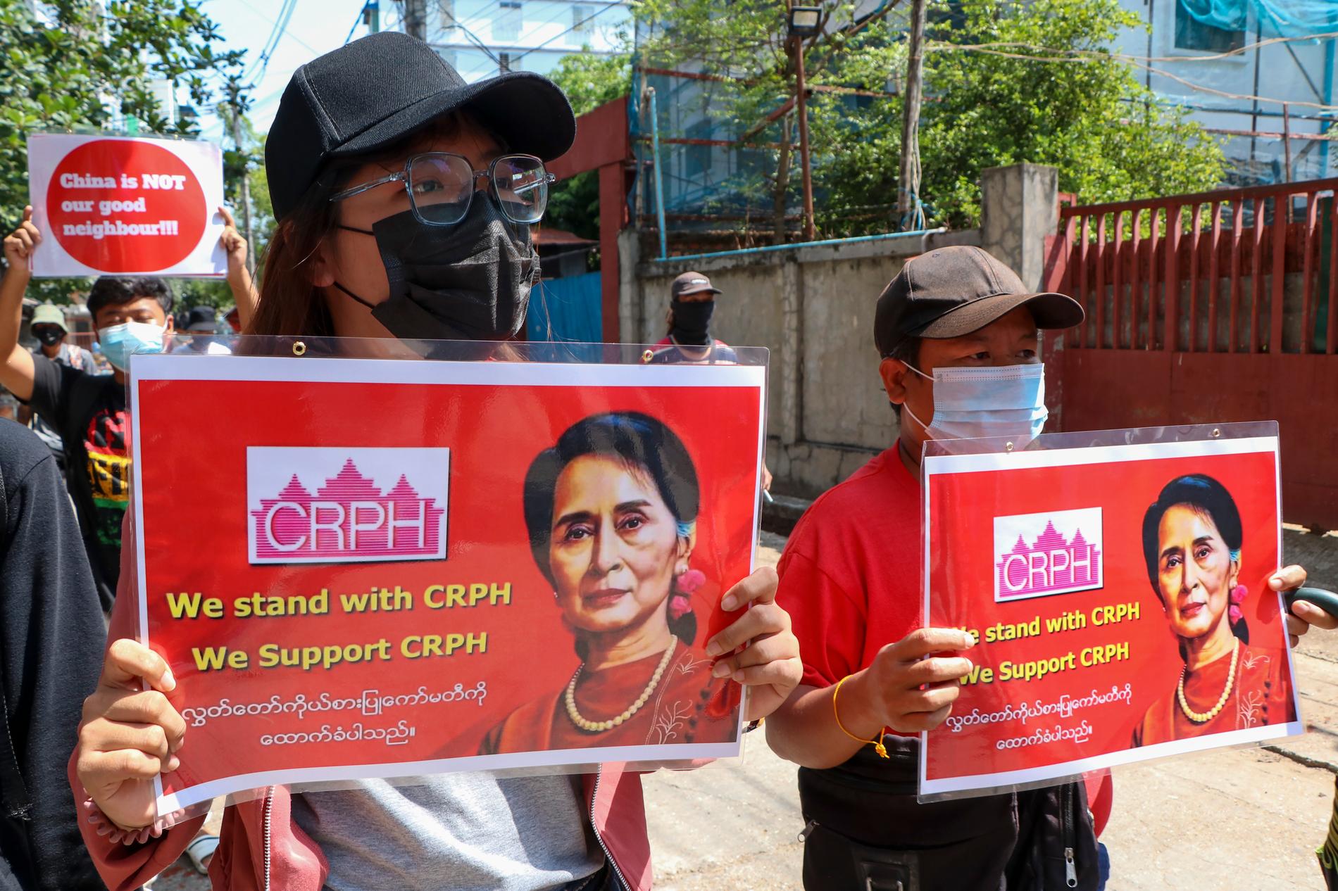En arkivbild från en demonstration där myanmarier kräver den störtade ledaren Aung San Suu Kyis frigivning. Militärjuntan slår brutalt ned protester,