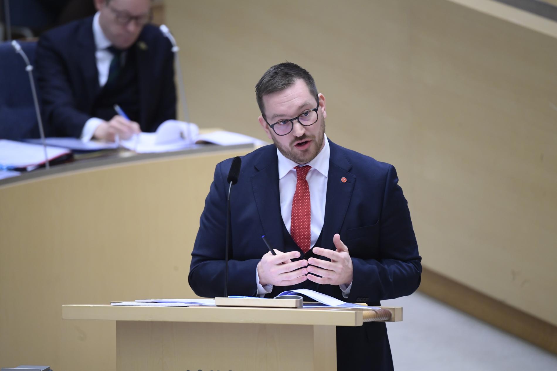 Håkan Svenneling (V) under onsdagens utrikespolitiska debatt i riksdagen.