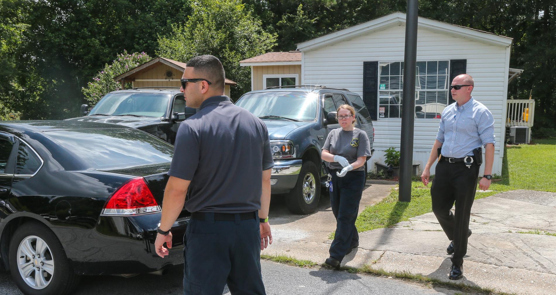 Polis har spärrat av och undersöker huset där 33-åriga Isabel Martinez bodde med sina barn.