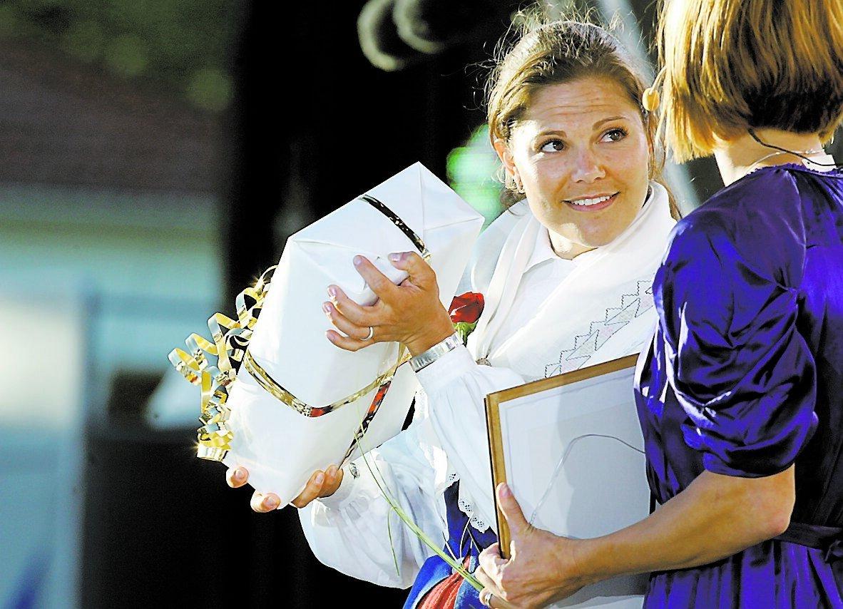 Presenten Den 14 juli firar kronprinsessan Victoria sin födelsedag traditionsenligt på Öland. I år är arrangemanget populärare än vanligt. Vem som drar? Daniel så klart.