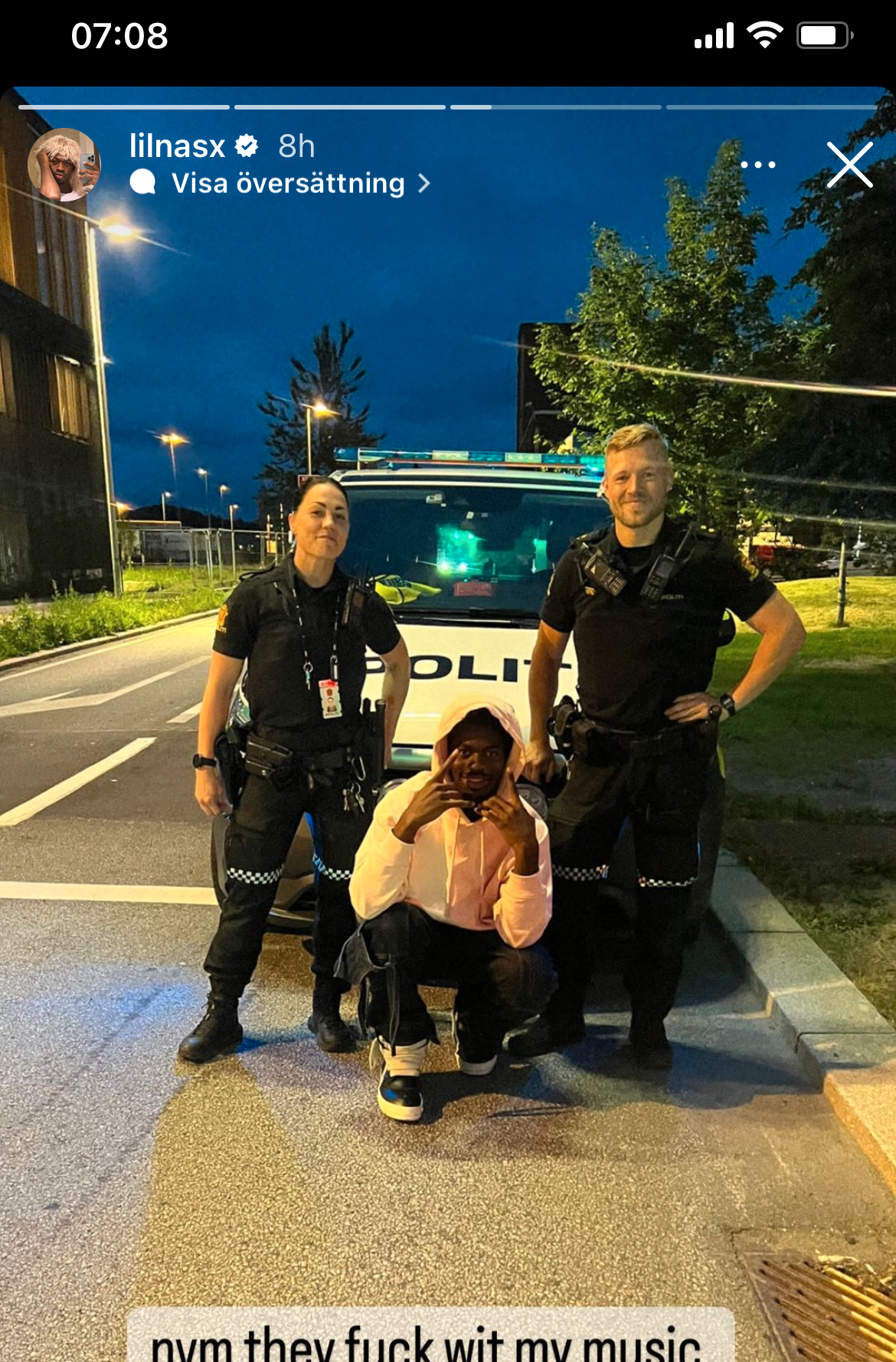 Lil Nas X poserar med polisen i Norge.