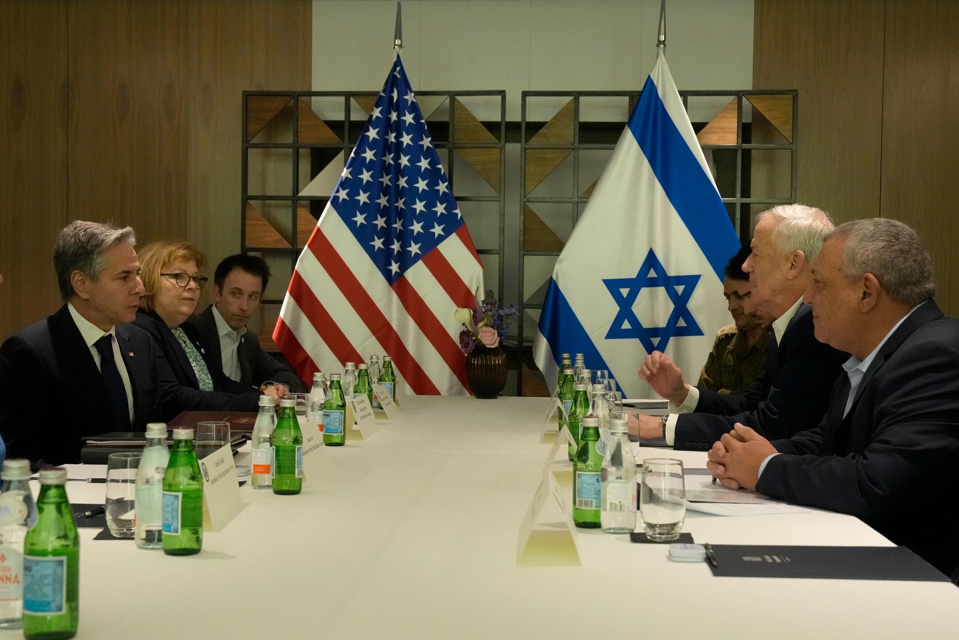 USA:s utrikesminister Antony Blinken vid ett möte med Israels tidigare arméchef Gadi Eisenkot och Benny Gantz i landets krigskabinett i Tel Aviv på torsdagen.