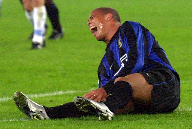 Det var i finalen mot Lazio i italienska cupen 12 april 2000 som olyckan var framme. Ronaldos ledband i det högra knät trasades sönder – hans tveklöst tyngsta motgång så långt.