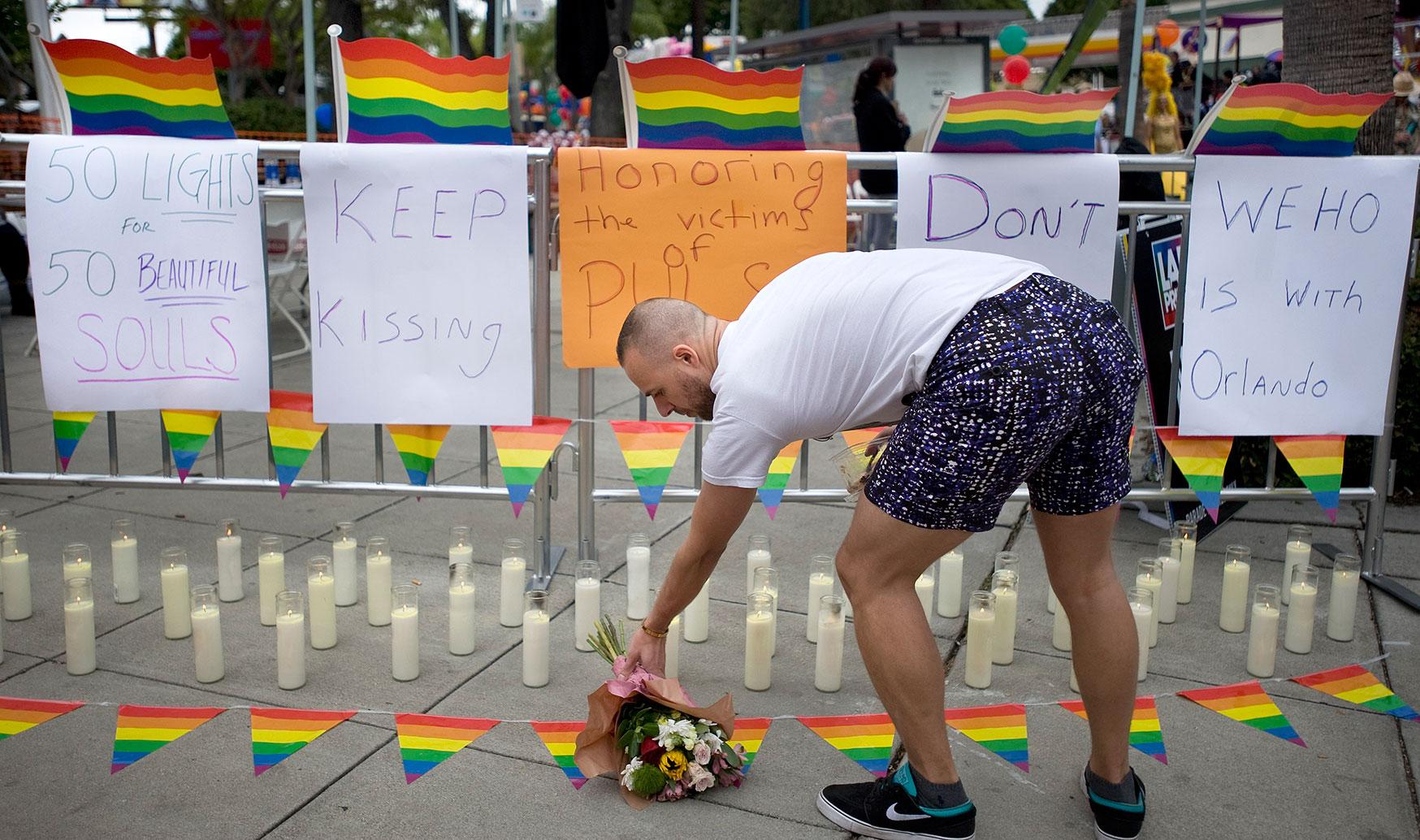 Manifestation för de 50 dödsoffren i Orlando under pridefirandet i Los Angeles.
