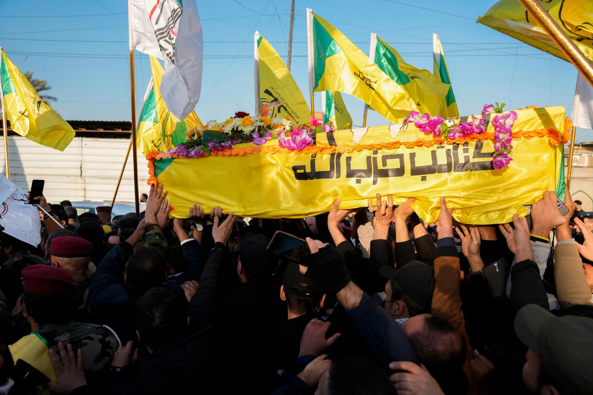 Kataib Hizbollah är en av Iraks milisgrupper. Bild från begravningen av en ledarfigur i gruppen i februari.
