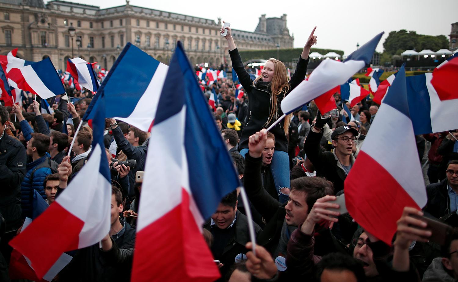Macron-anhängare firar valsegern i Paris.