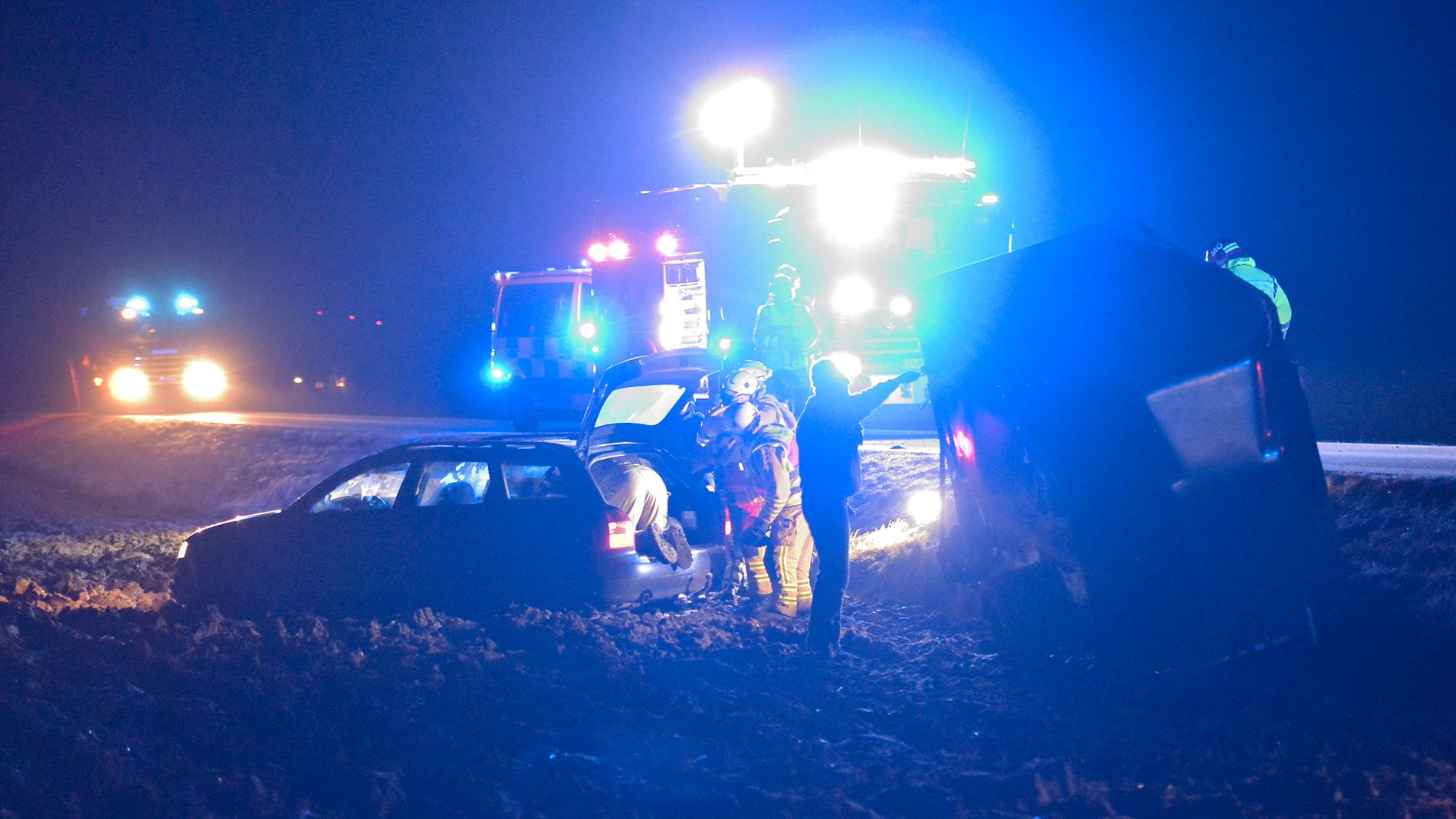 Räddningspersonal arbetar med en bil med hästsläp sedan den blåst av väg 110 strax söder om skånska Asmundtorp på lördagskvällen. SMHI har utfärdat en klass 2 varning för stora delar av södra Sverige med anledning av stormen.