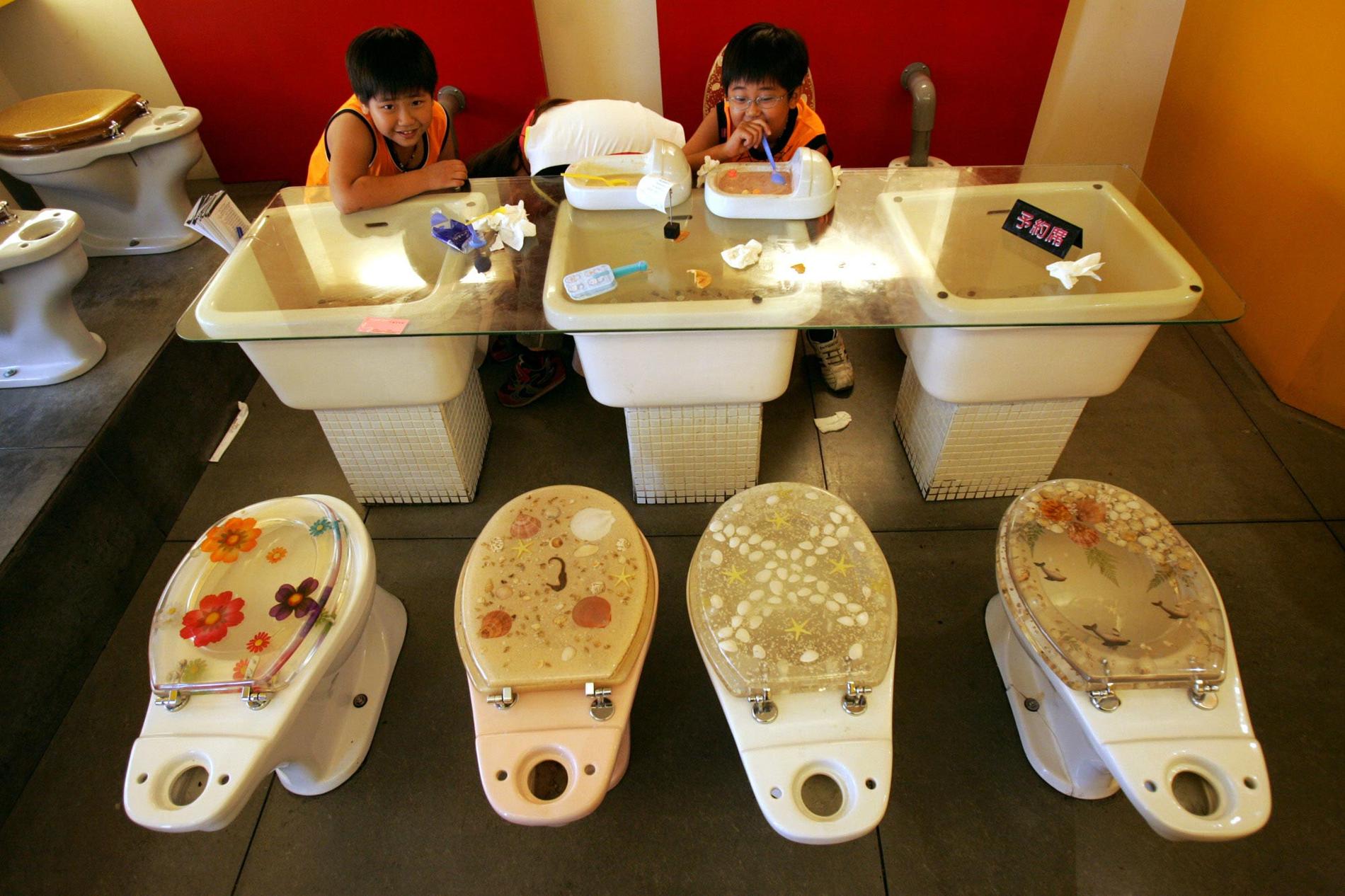 MODERN TOILET Ännu en märklig krog i Taipei. Här får du sitta och äta på toalettskålar (med locket nere). Rätterna som serveras är också i en klass för sig, till exempel bajsformad glass serverad på toalettformat porslin.
Tro det eller ej. Konceptet gillas och restaurangen är populär både bland lokalbefolkning och turister.