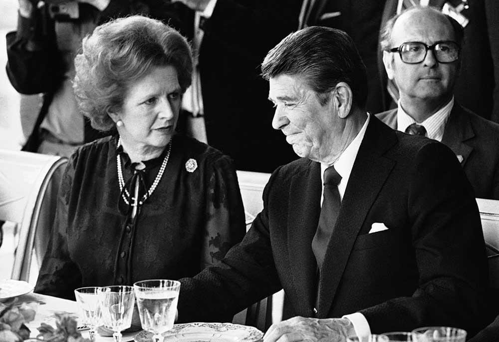 Thatcher och Reagan De två värdsledarna ses här i franska Versailles, 1982.