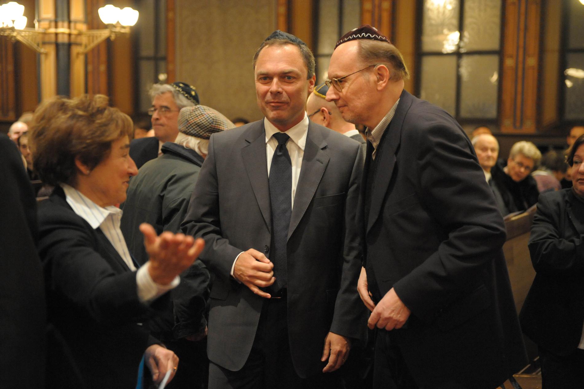 Per Ahlmark och Jan Björklund i synagogan i Stockholm då Judiska församlingen uppmärksammade Förintelsens dag den 27 januari 2008.