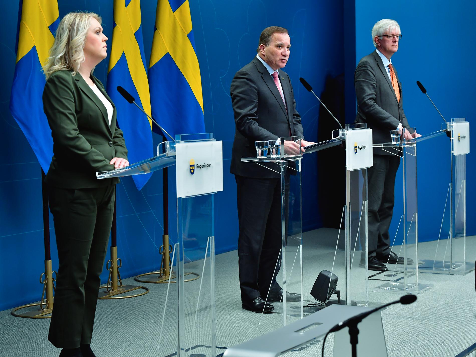 Socialminister Lena Hallengren (S), statsminister Stefan Löfven (S) och Johan Carlson, generaldirektör för folkhälsomyndigheten, håller pressträff.