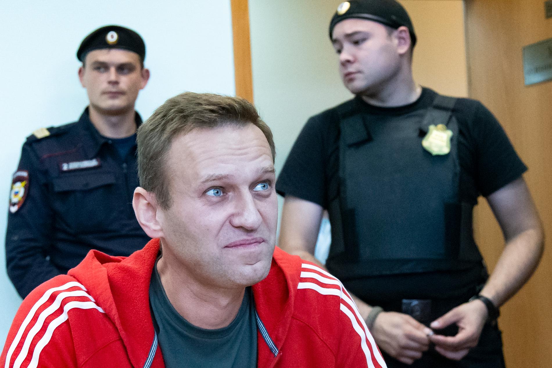 Den oppositionelle politikern Aleksej Navalnyj vid en domstolsförhandling på torsdagen om att förlänga hans frihetsberövande.