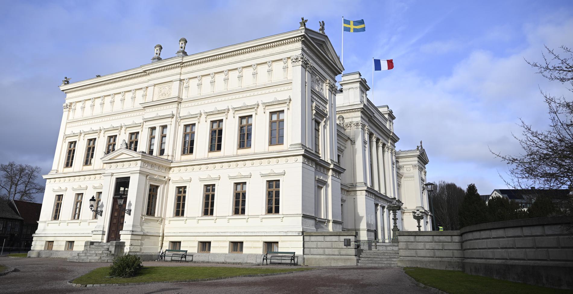 Svenska och franska flaggan vajade vid Universitetshuset i Lund dagen till ära. 