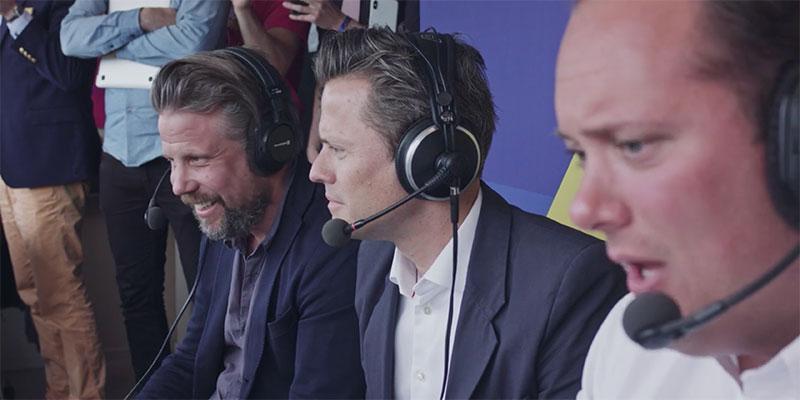 Här refererar Niklas Winterstein Elitloppets final tillsammans med tv-profilerna Filip och Fredrik.