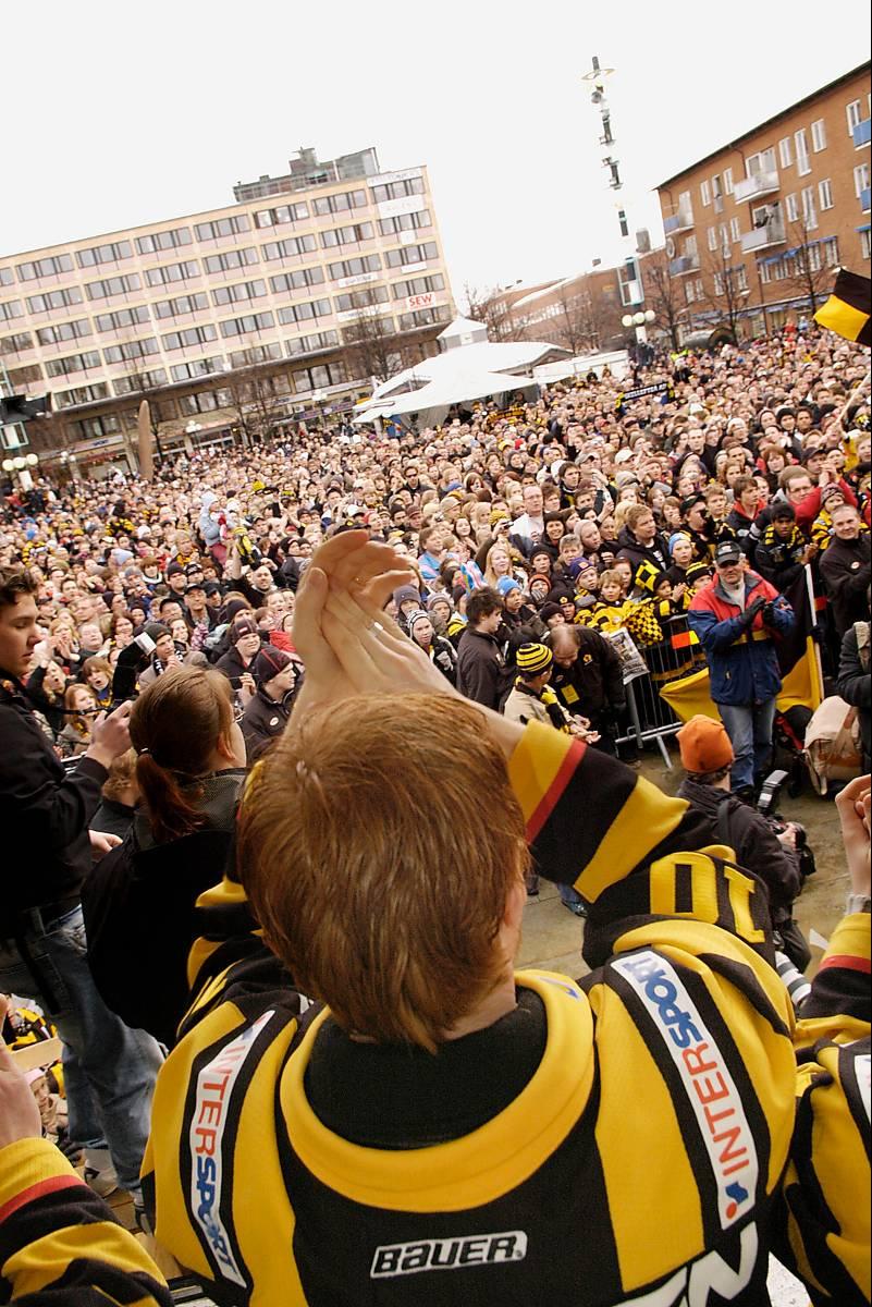 Skellefteå AIK och fansen firar elitserieplatsen 2006 på Möjligheternas torg.