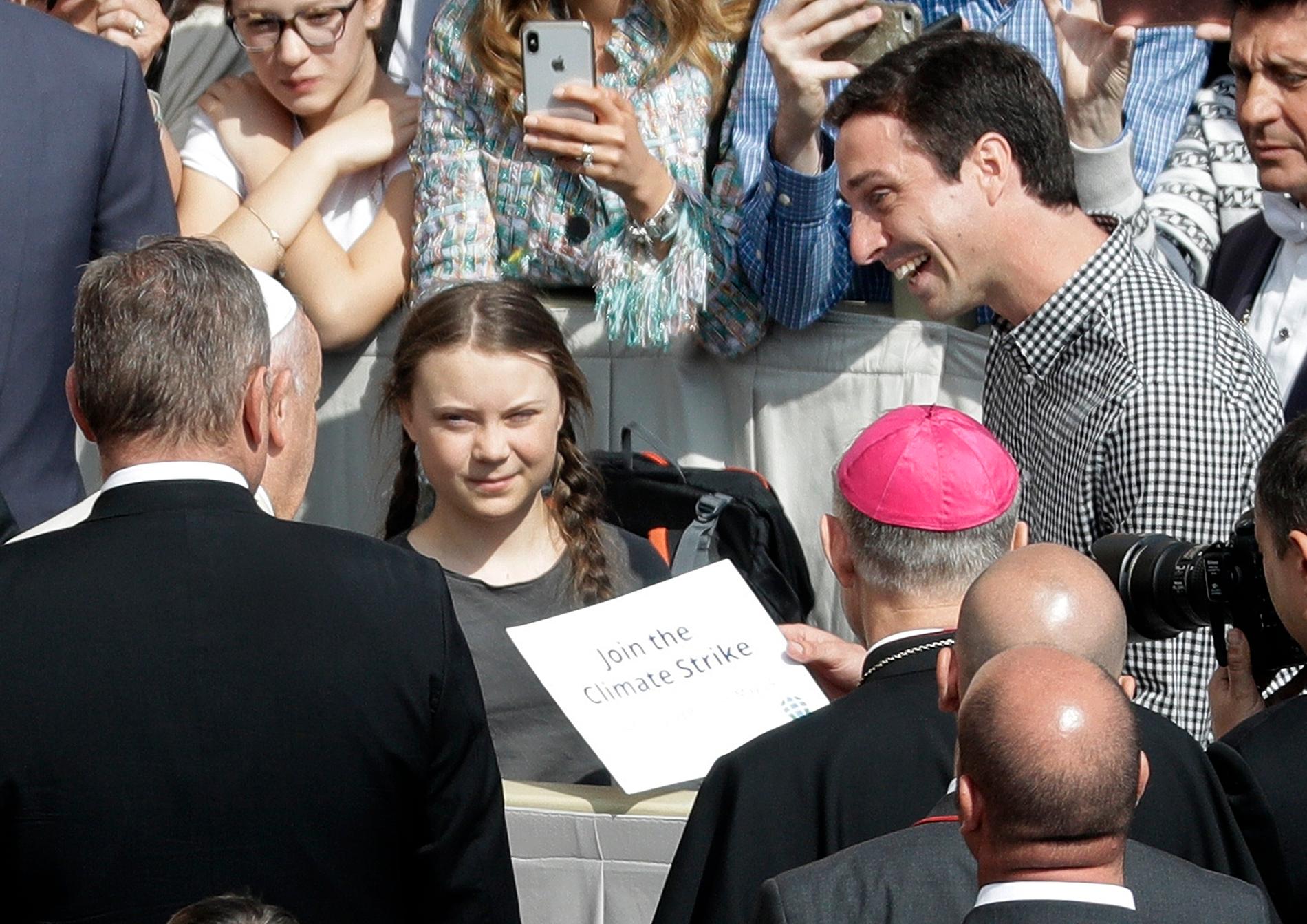 Greta Thunberg och påve Franciskus på Petersplatsen.